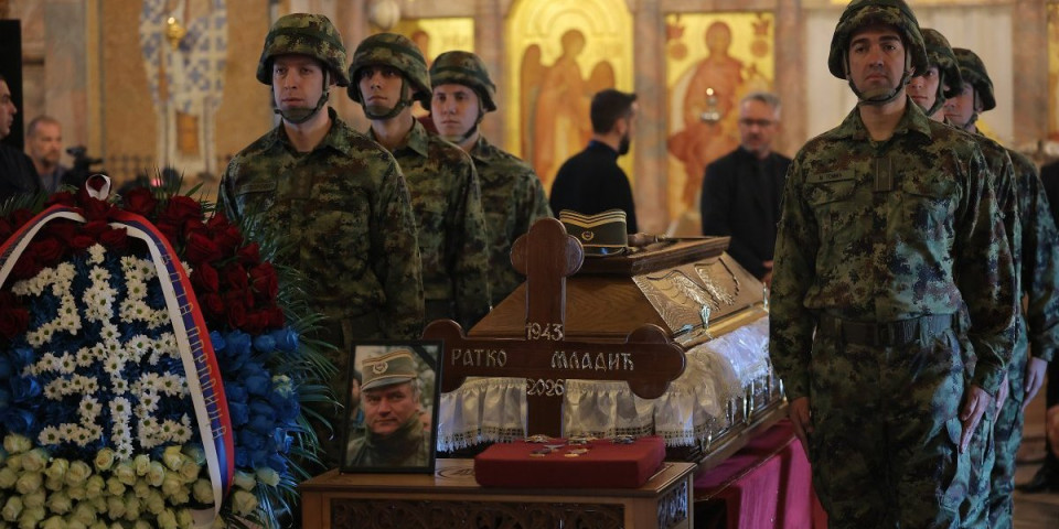 Kapa, sablja, ordenje i venac: Šta znače simboli na kovčegu generala Mladića (FOTO)