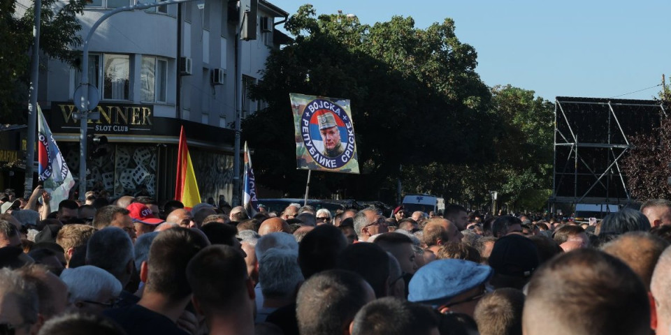 Ljudi, šta ovo bi?! Pogledajte kako su novinari antisrpskog N1 izveštavali sa sahrane Ratka Mladića - Gore mreže zbog ovog prizora