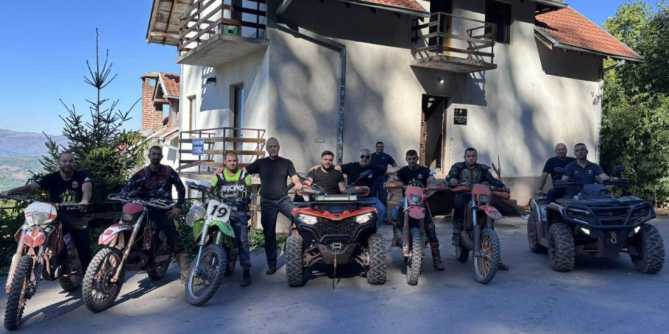 Oni mogu i tamo gde vatrogasci ne mogu: Na Suvoj planini heroji nose naprtnjače!