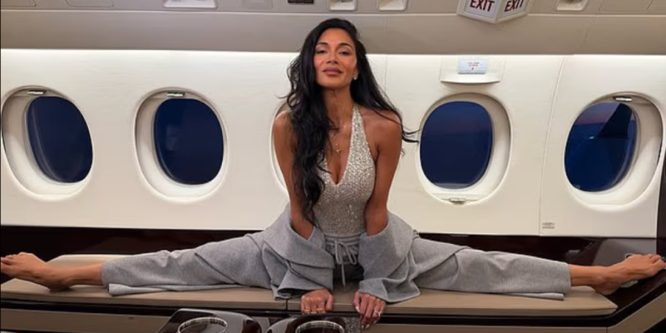 Nikol Šerzinger pokazala neverovatnu gipkost: U avionu uradila špagu kao od šale (FOTO)