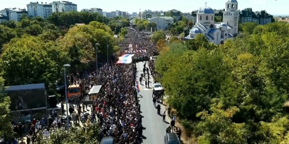 Srbija se oprašta od generala! Dve zastave na Mladićevom kovčegu, povorka krenula ka groblju (FOTO/VIDEO)