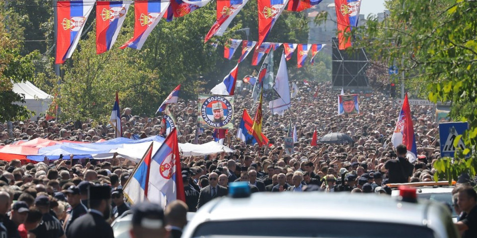Srbija se oprašta od generala! Dve zastave na Mladićevom kovčegu, povorka krenula ka groblju (FOTO/VIDEO)