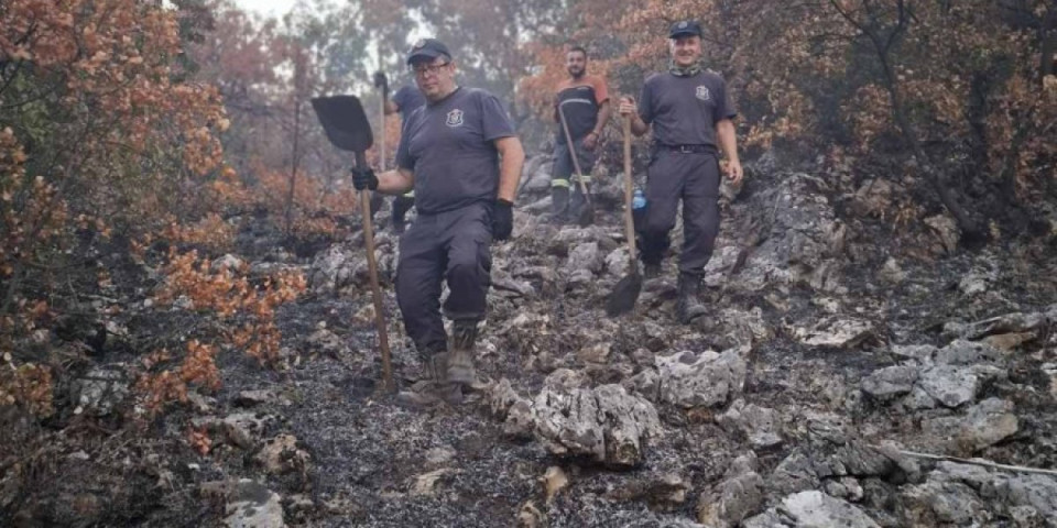 Kad ne može "iljušin", mogu oni: Gase vatru iznad Rudne Glave (VIDEO)