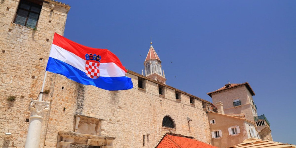 Skandal kod komšija! Hrvatica žestoko odbrusila: "Sramite se" - Mreže gore zbog javnog linča (FOTO)