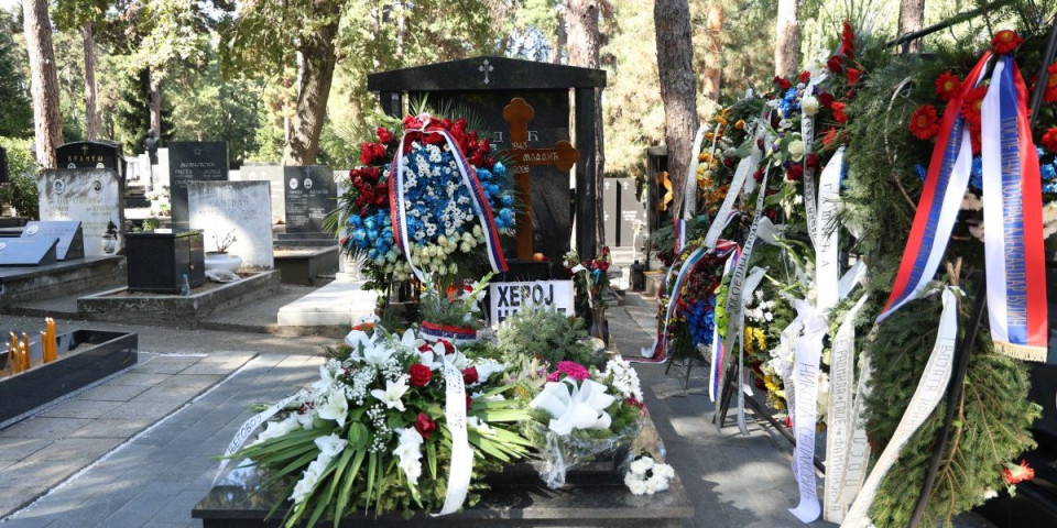 Narod se i dalje oprašta od svog generala: Porodična grobnica Mladića danas zatrpana trobojkama i dirljivim porukama! (FOTO/VIDEO)