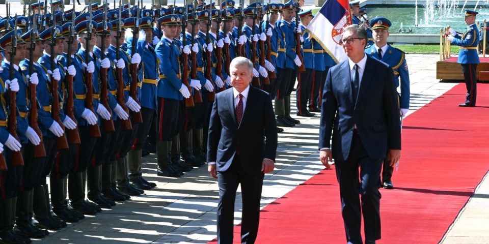 Mirzijojev se naklonio srpskoj trobojci! Vučić uz srdačan zagrljaj i najviše počasti dočekao predsednika Uzbekistana! (FOTO)