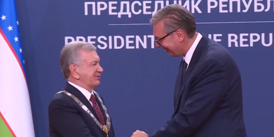 Vučić odlikovao Mirzijojeva: "Čast mi je što mogu da uručim Orden Republike Srbije na velikoj ogrlici predsedniku Uzbekistana" (FOTO)