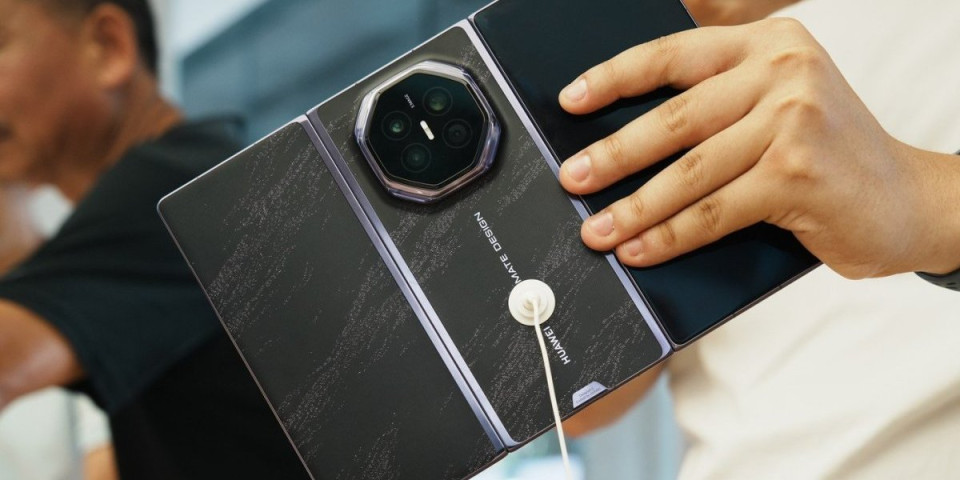 Huawei pomera granice: Novi telefon se savija tri puta, a cena šokantna