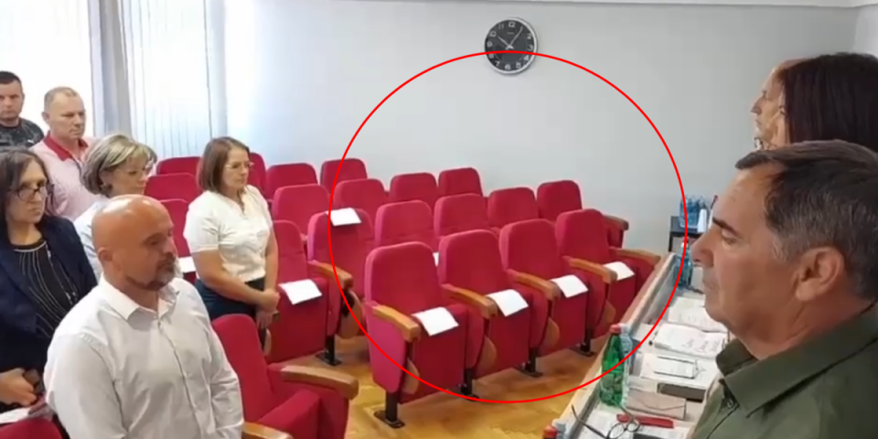 Skandal u Požegi! Odbornici ZLF i PSG nisu odali počast generalu Mladiću (VIDEO)