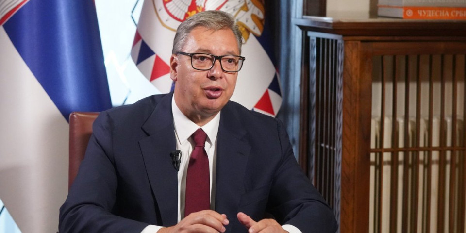Predsednik se obratio iz Pariza! Vučić otkrio detalje razgovora sa Makronom (FOTO)