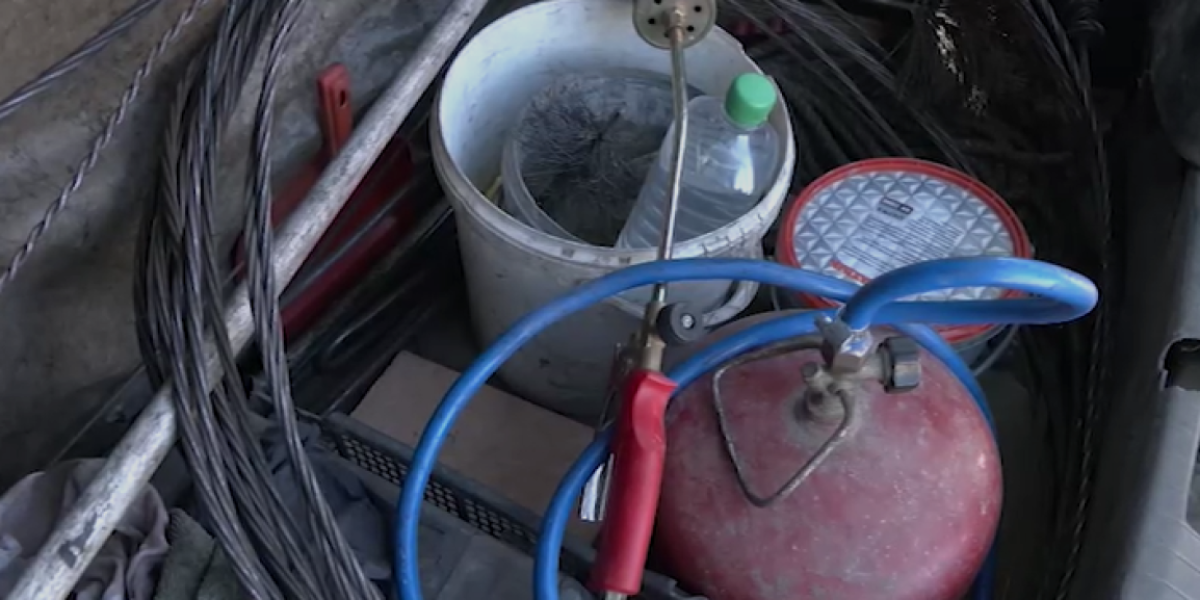 Alat je uvek u njegovom automobilu
