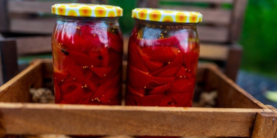 Šarena salata od kiselih paprika: Zimnica po bakinom receptu koja osvaja ukusom