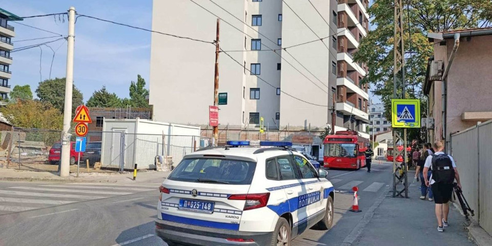 Prve slike sa mesta tragedije na Vračaru! Mladić pao na trolu i poginuo: Trolejbus povukao kanap kojim je bio vezan? (FOTO)