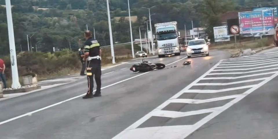 Jeziv prizor na putu kod Gornjeg Milanovca! Oboren motociklista, delovi motora rasuti svuda po kolovozu (FOTO)