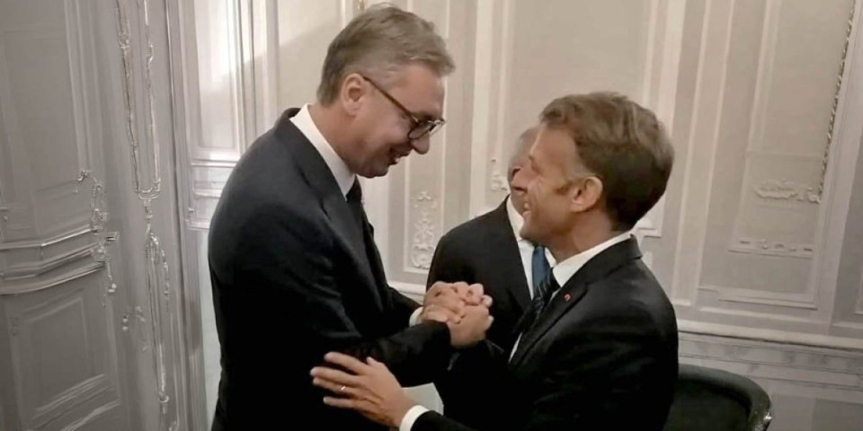 Ovo morate da vidite: Evo kako je izgledao susret predsednika Vučića sa Makronom - Dokaz pravog prijateljstva (FOTO)