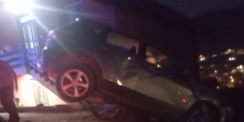 Za "dlaku" izbegnuta tragedija u Užicu: Automobil sleteo sa puta i završio u dvorištu kuće (FOTO)