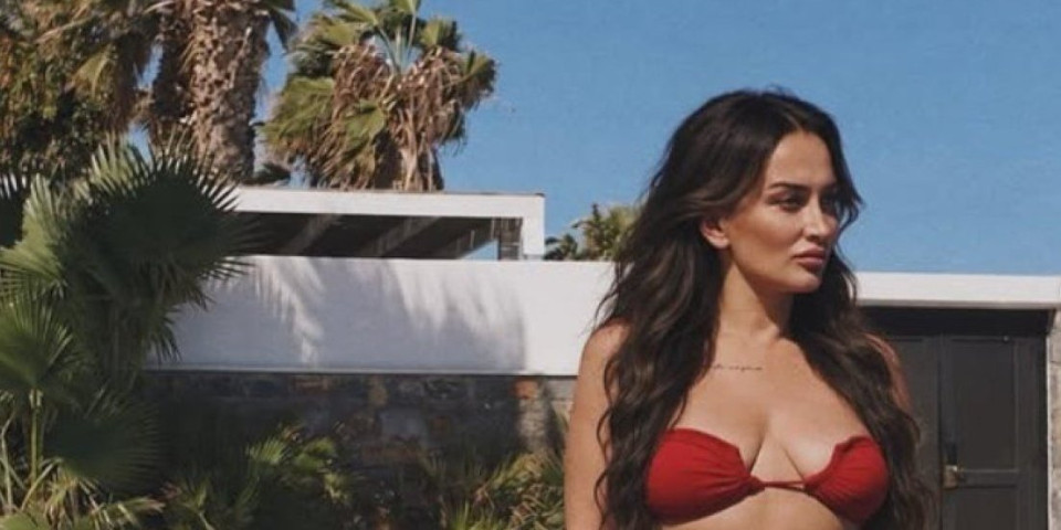 Maleni bikini joj sam spada, a grudi stavila u prvi plan - Muškarcima nije dobro kada je vide! (FOTO)