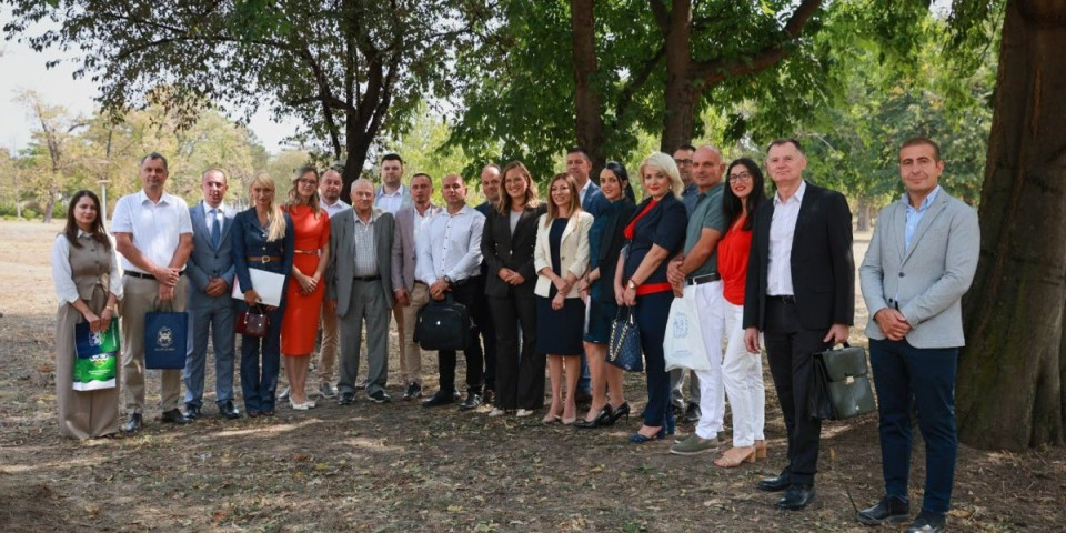 Ministarka Pavkov potpisala ugovore: 19 lokalnih samouprava dobilo novac za ozelenjavanje