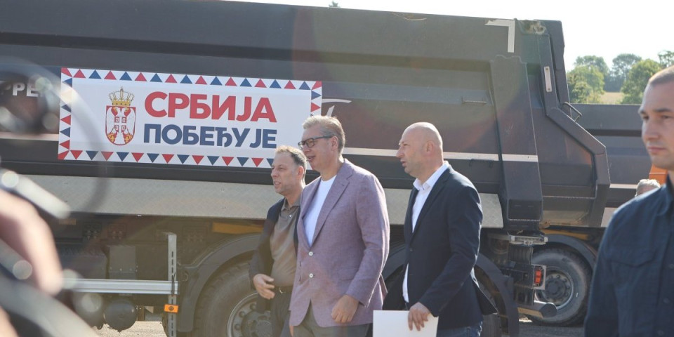 Vučić razgovara sa narodom: Predsednik Srbije u Velikoj Plani (VIDEO)