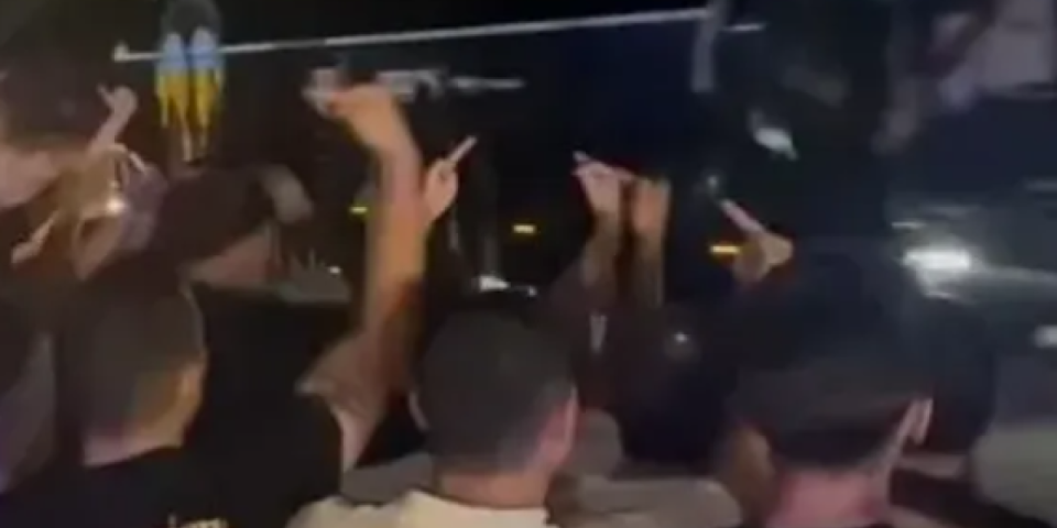 Policija u kordonu čuvala igrače od besnih navijača, čule se stravične uvrede! (VIDEO)
