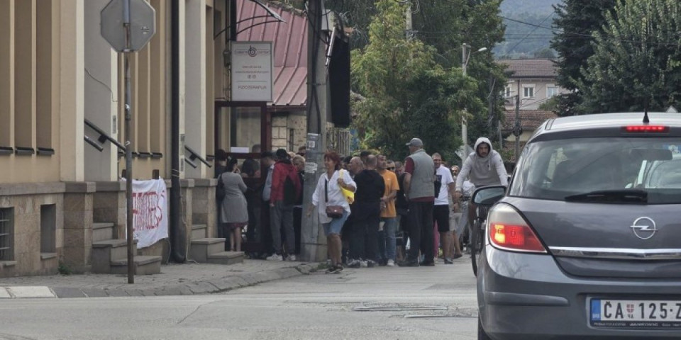 Skandal u Čačku! Pogledajte gde blokaderi u ovom gradu skupljaju potpise - Iza svega stoji jedan čovek (FOTO/VIDEO)
