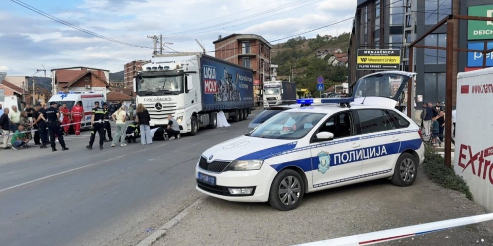 Kamion pregazio ženu u Novom Pazaru: Prizor sa lica mesta ledi krv (FOTO)