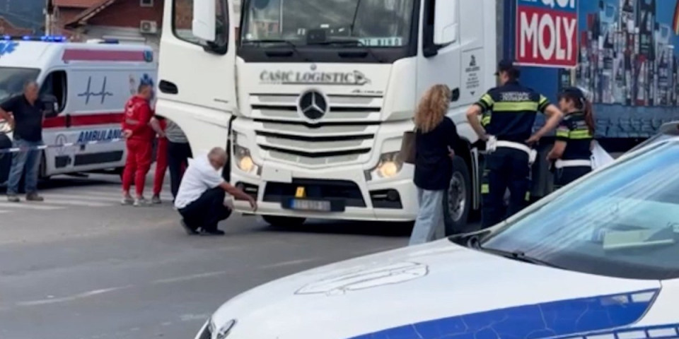 (UZNEMIRUJUĆE) Telo stradale žene zaglavljeno pod točkovima kamiona: Krv svuda po kolovozu! (VIDEO)