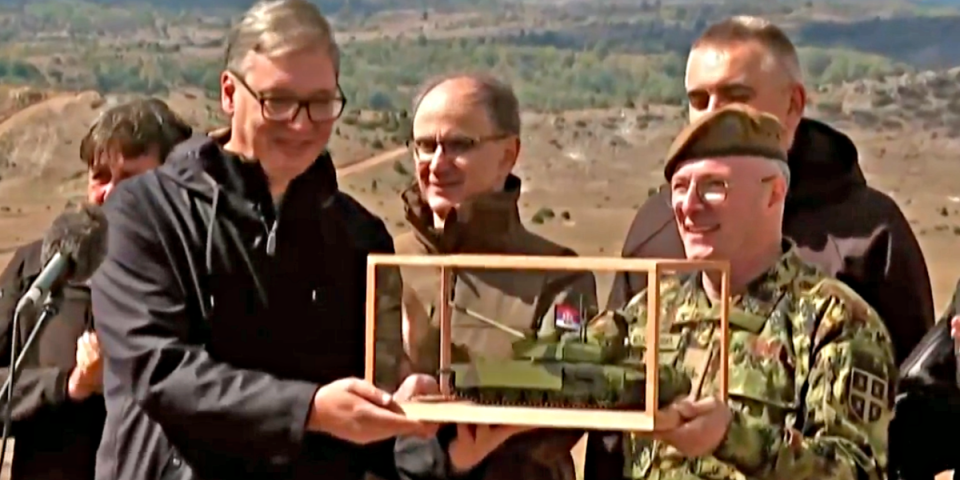 "Milanova doktrina je..." Vučić od načelnika Generalštaba na poklon dobio tenk - Evo i zašto (VIDEO)
