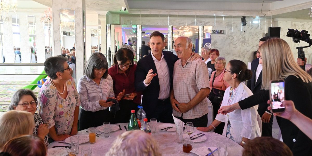 Siniša Mali na edukativnoj tribini sa penzionerima u Dobanovcima