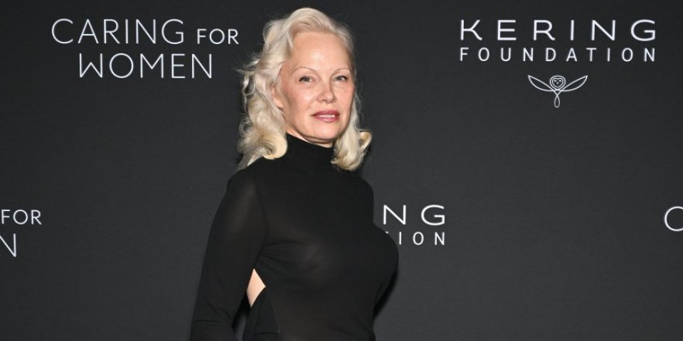 Bez gaćica i šlic do kuka: Pamela Anderson raspametila stajlingom i zapalila Njujork (VIDEO)