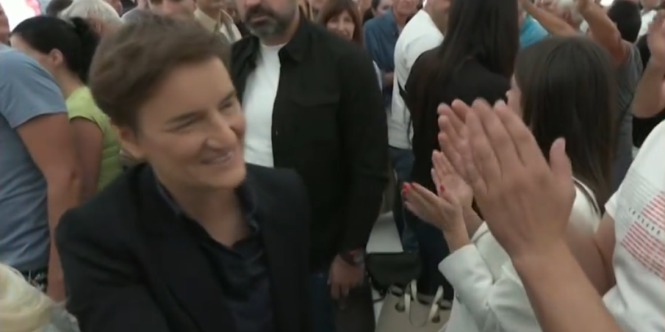 Atmosfera sa lica mesta! Brnabić u Grošnici - nastala euforija, a snimak iz šatora ruši sve! (VIDEO)