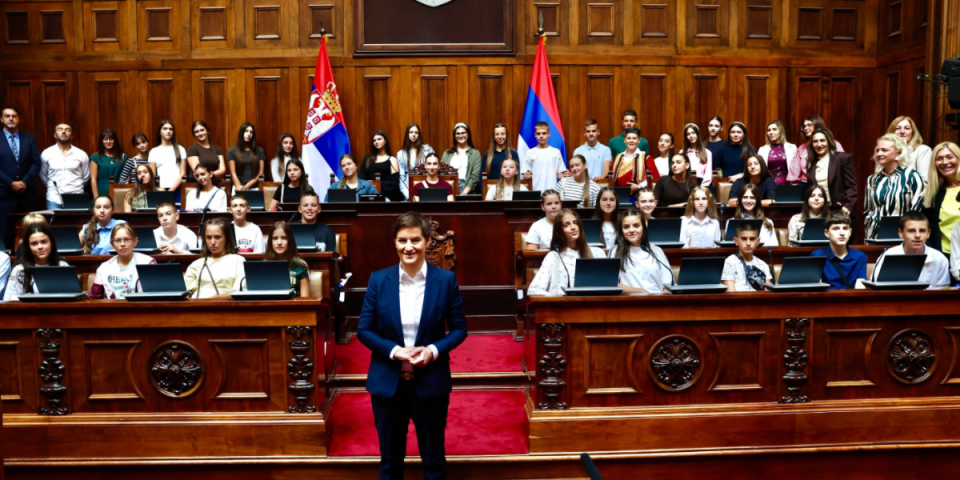 Srce da ti iskoči od ponosa! Ana Brnabić sa decom iz Republike Srpske u Skupštini: "Ovo je vaš dom i tako će ostati zauvek, šta god hejteri radili!" (FOTO)