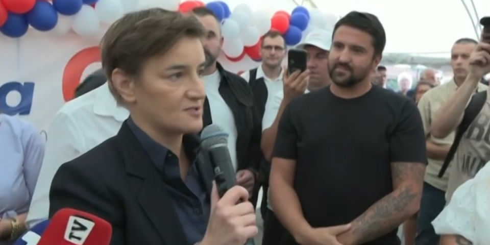 "Srbija ne sme da stane!" Brnabić sa narodom Srema i Lazarevca: Imamo nikad jaču vojsku, 1999. godina i pogromi više nikada se neće ponoviti (FOTO)
