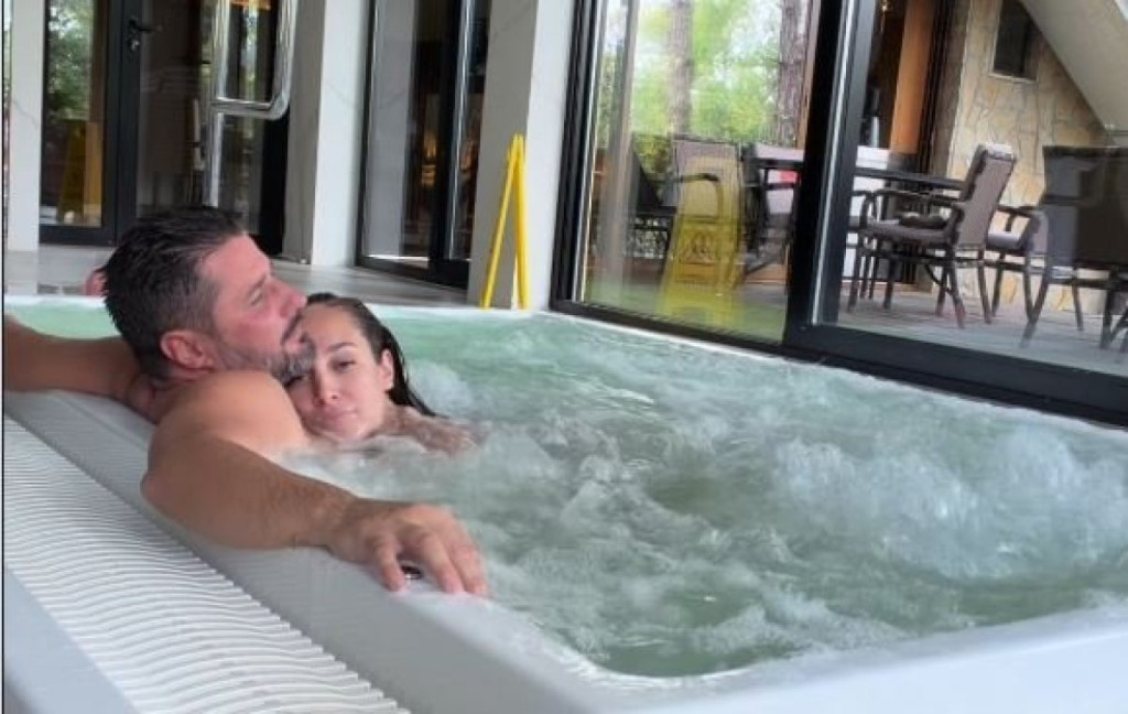 Zar pred decom? Luni i Marku popustile kočnice na porodičnom odmoru (FOTO/VIDEO)