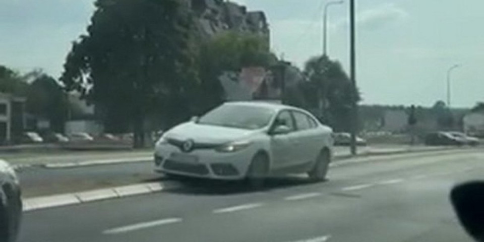 Šta to radiš, bato? Vozač se zbunio na raskrsnici (VIDEO)