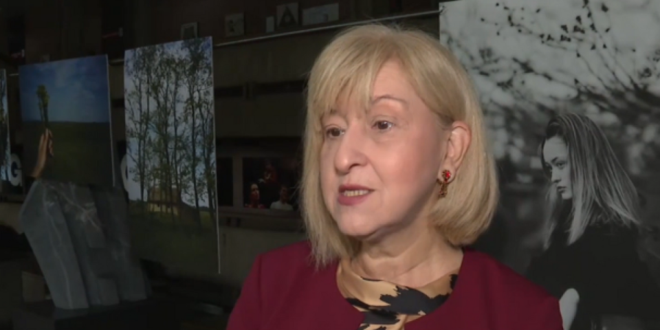 I ovo bi da nam vodi državu?! Rektorka se obrukala: Đinđićevu izjavu nazvala "šalom", pa pljunula na trobojku (VIDEO)