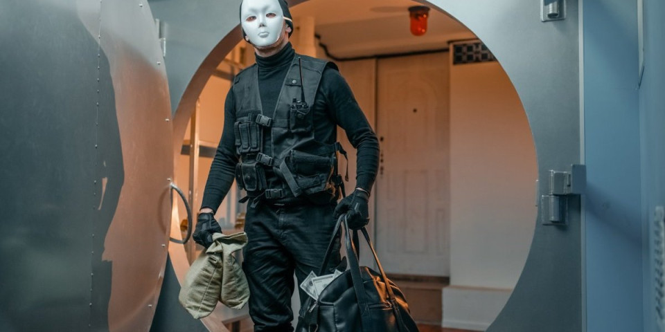 "Glavu dole, ruke dole, ili pucam u noge!": Filmska pljačka u Leskovcu - za 8 minuta ukrali 5 miliona!