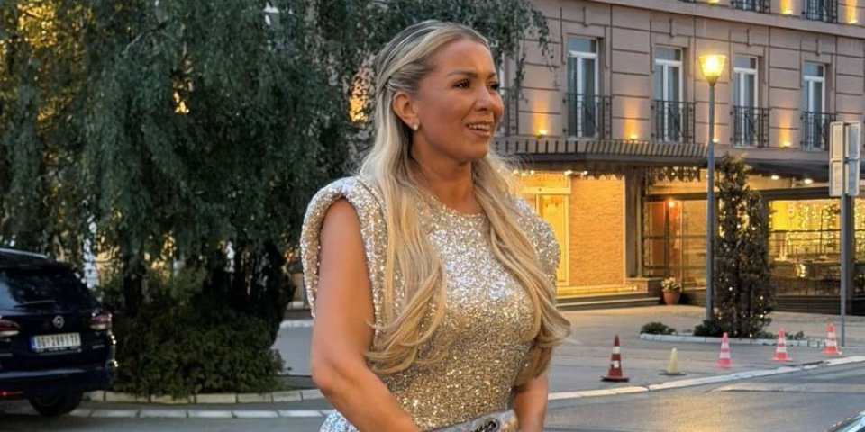 Muškarcima popustile kočnice na ulici! Karleuša u minjaku do bola - Žena oduvala mnogo mlađe koleginice (FOTO)