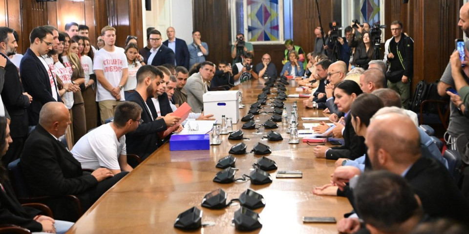 Opoziciona prevara! Podvalili žute foteljaše pod "nezavisne studente"  (FOTO)