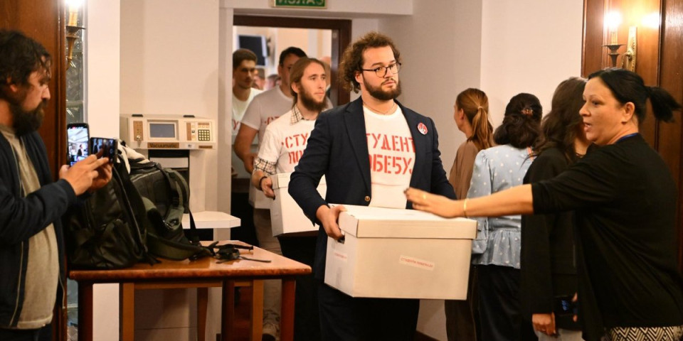 Saznajemo! Dve stolice, jedna lista: Članica SNS-a na blokaderskoj listi, a nikada se nije ni iščlanila iz naprednjaka