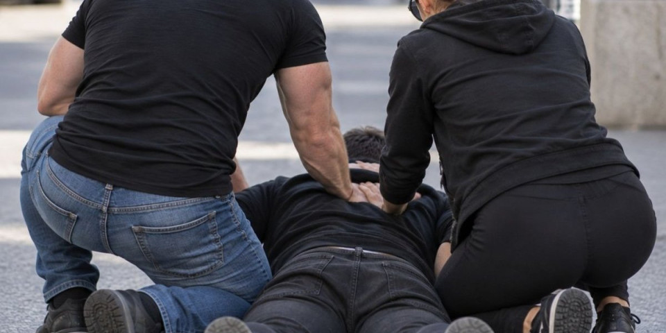 Izvadio "skakavac" i hteo da zakolje policajca uz reči: "Daj mi pištolj!" - toksikološki nalaz zapanjio lekare