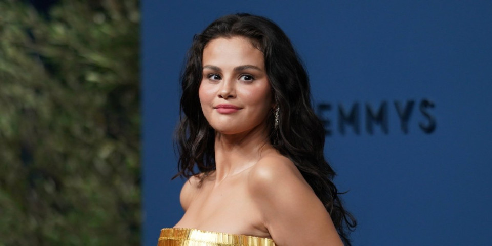 Selena Gomez kao zlatna boginja: Prošetala pravo bogatstvo na sebi - Samo nakit u šest cifara (FOTO)