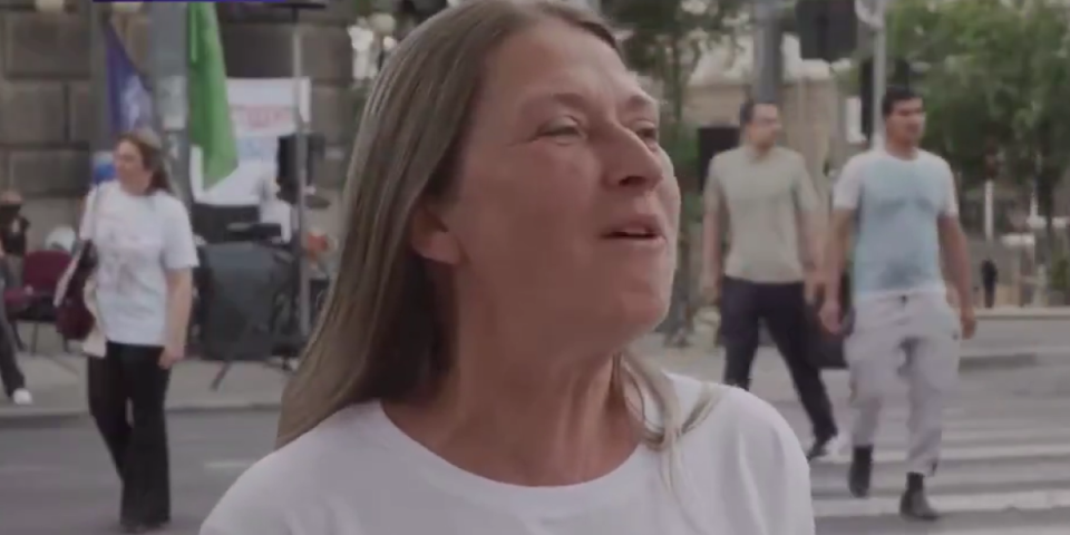 Ovo je elita?! Blokaderska profesorka urlala na Hitnu pomoć dok voze pacijenta - Šta je ovo? (VIDEO)