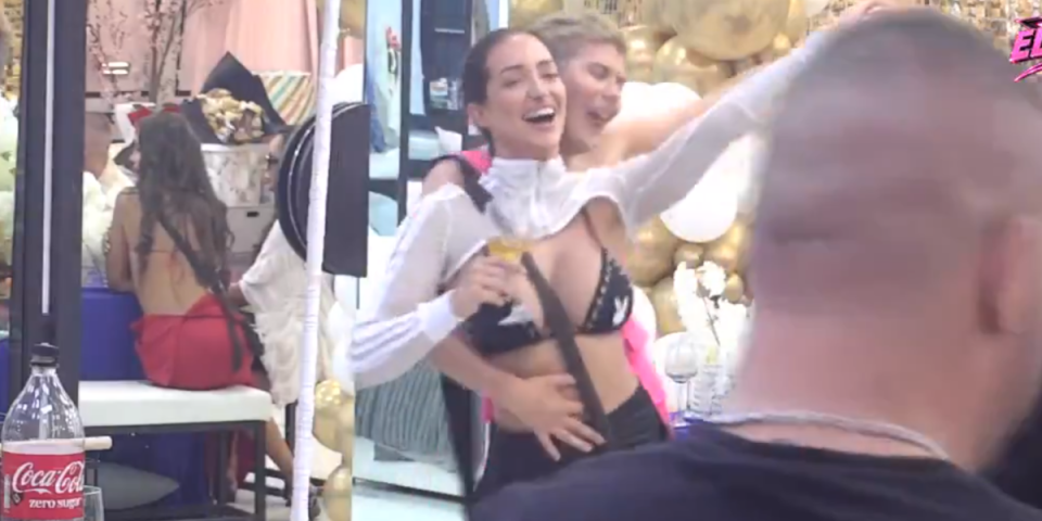 Perverzije u programu uživo: Zgrabio vrelu crnku za silikone, pa joj prišao sa leđa (VIDEO)