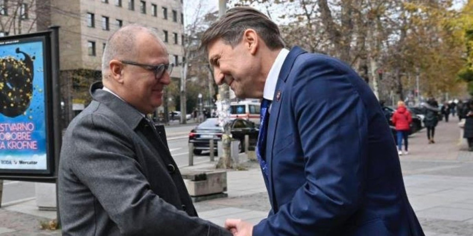 Blokaderi, šta je ovo?! Lažna "elita" narodu prodaje bajke, a kandidat im na direktnoj liniji sa vlastima! (FOTO)