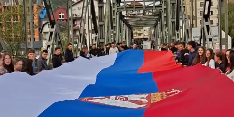 Ujedinjeni pod zastavom Srbije: Prelepe slike sa Drine, iz Banata...(VIDEO)