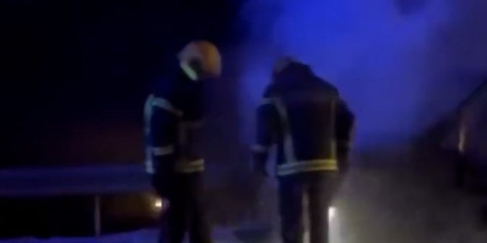 Užasna scena na auto-putu Miloš Veliki: Zapaljeno vozilo izgorelo u potpunosti (VIDEO)