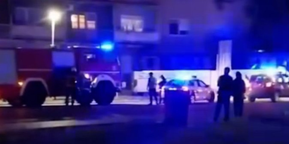 Horor u Somboru: Autobus pun putnika udario u semafor, pa se zakucao u zgradu (VIDEO)