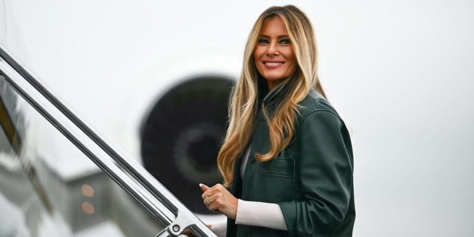 Melanija Tramp u jakni sezone: Prva dama kao sa modne piste - Zbog 1 detalja su svi gledali u nju (FOTO)
