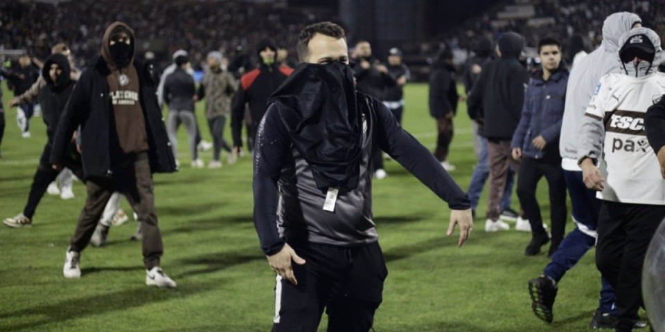 Skandal u Argentini: Huligani upali na teren, hteli da linčuju fudbalere (VIDEO/FOTO)